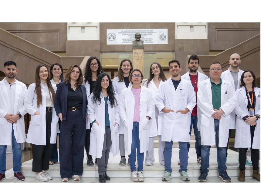 Personal investigador del proyecto, con Mª Carmen Gómez Cabrera, en la Facultad de Medicina y Odontología de la Unviersitat de València.